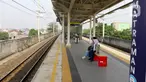 Penumpang menunggu KRL tujuannya tiba di Stasiun Matraman, Jakarta, Jumat (17/6/2022). Direktorat Jenderal Perkeretaapian Kementerian Perhubungan, KAI Daop 1 Jakarta, dan KAI Commuter melakukan uji coba pengoperasian Stasiun Matraman yang berada di antara lintas Stasiun Manggarai dan Stasiun Jatinegara. (Liputan6.com/Herman Zakharia)