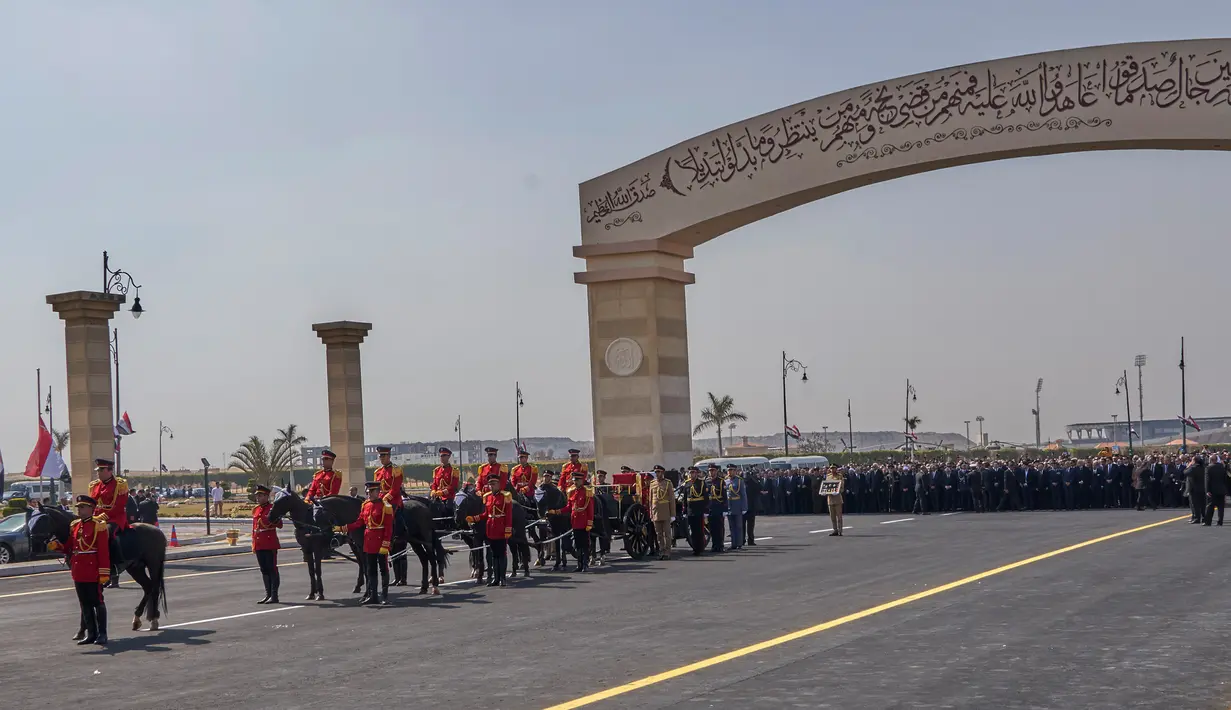 Kereta kuda membawa peti jenazah mantan presiden Hosni Mubarak saat upacara pemakaman di Masjid Tantawi, Kairo, Mesir, Rabu (26/2/2020). Pemakaman Mubarak dipimpin oleh Presiden Mesir Abdel Fattah al-Sisi. (AP Photo/Hamada Elrasam)