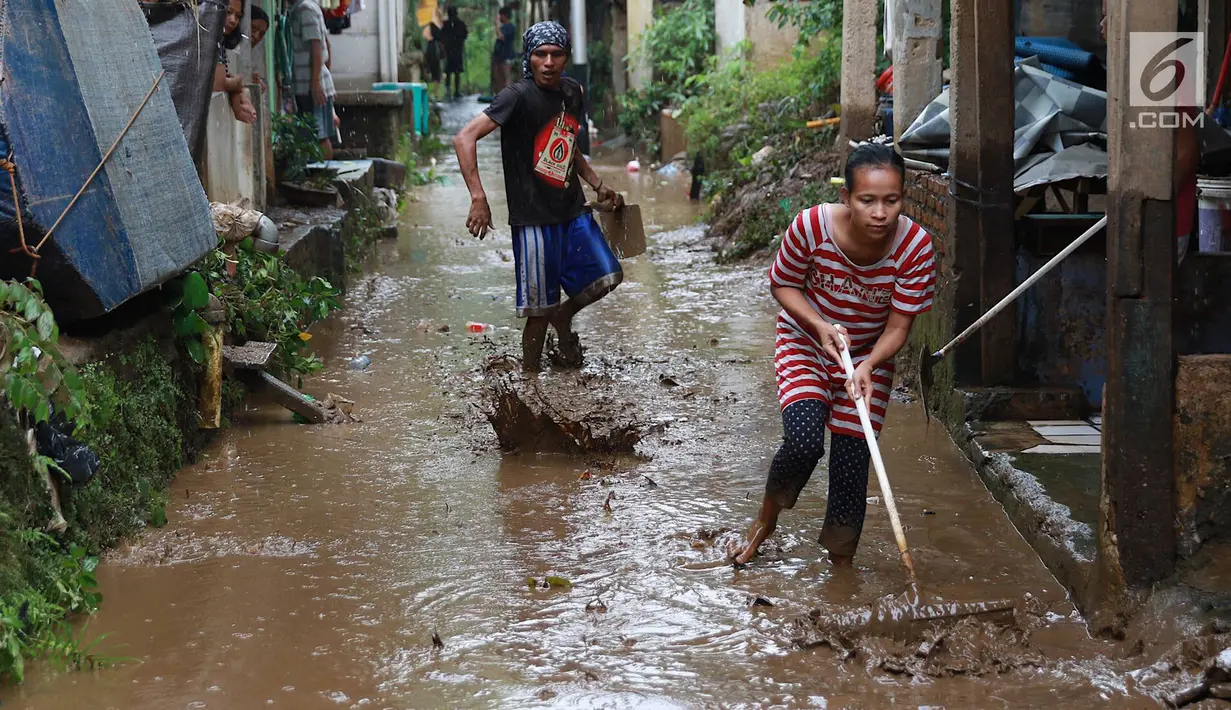 Warga membersihkan lumpur dari banjir yang menggenangi Gang Arus Dalam di Cawang, Jakarta Timur, Rabu (24/4). Banjir kiriman dari Bogor yang menggenangi kawasan tersebut menyisakan lumpur dan sampah sehingga menganggu aktivitas warga. (Liputan6.com/Immanuel Antonius)