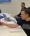 Menteri Koordinator Bidang Kemaritiman dan Investasi Luhut Binsar Pandjaitan serta pengusaha Anindya Bakrie bertemu Musk di Gigafactory Tesla di Austin, Texas, pada Selasa (26/4). (Foto: Anindya Bakrie/ Instagram)