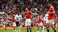 Reaksi pemain Manchester United Bruno Fernandes (tengah) dan Cristiano Ronaldo setelah kegagalan penalti kontra Aston Villa pada Liga Inggris di Old Trafford, Sabtu (25/9/2021). (AFP/Paul Ellis)