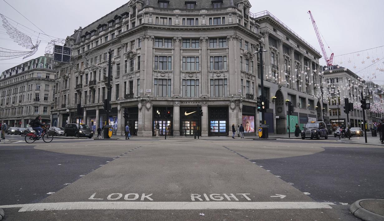 Oxford Circus di pusat kota London saat itu kosong pada Hari Natal, Sabtu (25/12/2021). Gelombang virus corona varian omicron memaksa gereja untuk membatalkan atau menskalakan kembali layanan dan mengganggu rencana perjalanan dan pertemuan keluarga. (Jonathan Brady/PA via AP)