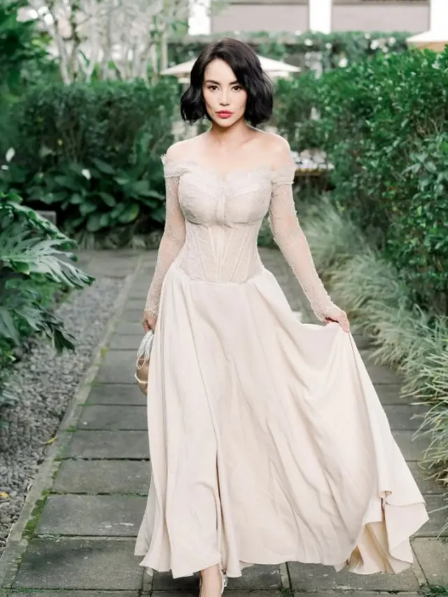 Gaun Brokat Modern Simpel Terbaru ala Dearly Djoshua (Foto: Instagram @dearlydjoshua)