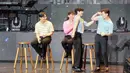 <p>Dua member BTOB, Lee Changsub dan Lee Minhyuk, adu pamer otot saat konferensi pers. (Foto: Rita Ayuningtyas)</p>