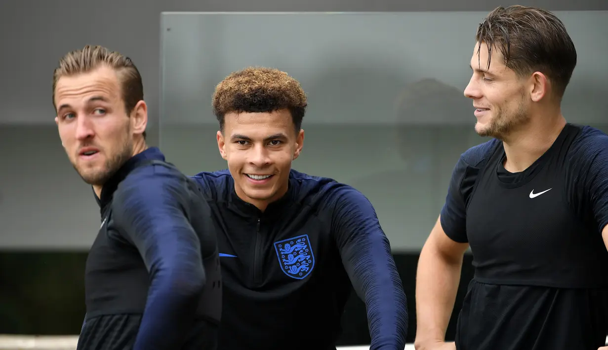 Striker Inggris Harry Kane (kiri), gelandang Dele Alli (tengah) dan bek James Tarkowski saat mengikuti sesi latihan jelang menghadapi Spanyol di St George's Park di Burton-on-Trent, Inggris tengah, (4/9). (AFP Photo/Paul Ellis)