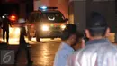 Sebuah ambulans melintas usai mengevakuasi pekerja yang terjebak kebakaran di bangunan Gedung Swiss Belhotel, Kelapa Gading, Jakarta, Minggu (7/8). Dua pekerja dikabarkan tewas saat terjadi kebakaran. (Liputan6.com/Helmi Fithriansyah)
