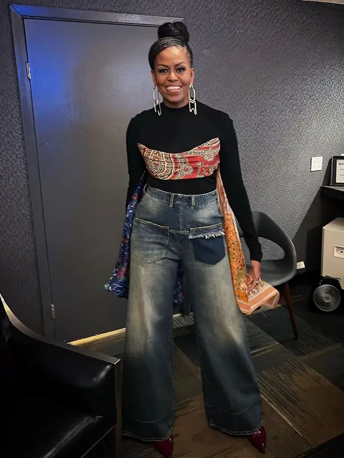 Gaya Edgy Michelle Obama saat Tur Promo Buku Barunya, Berbeda dari Keseharian