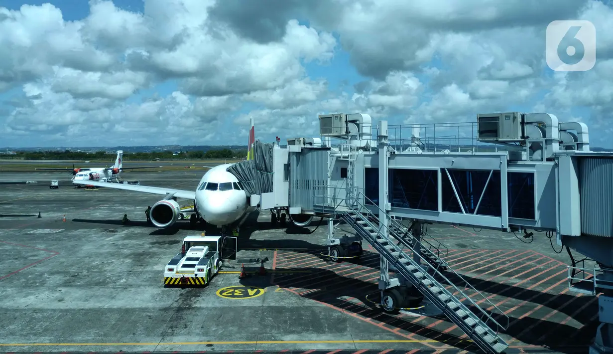 Tren pemulihan industri penerbangan mulai terjadi pada paruh pertama 2023, Bandara Internasional I Gusti Ngurah Rai, Bali, Rabu (16/8/2023). (Liputan6.com/Helmi Fithriansyah)
