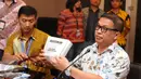 Dirtipideksuslrm Brigjen Pol Agung Setya menunjukkan barang bukti kasus prostitusi anak saat rilis di Bareskrim Mabes Polri, Jakarta, Jumat (02/9). Bareskrim Mabes Polri merilis tiga tersangka kasus prostitusi anak. (Liputan6.com/Helmi Fithriansyah)