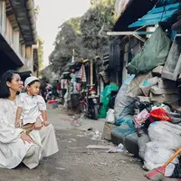 Andien Aisyah di kawasan kolong Jembatan Tiga, Penjaringan, Jakarta Utara. (dok. Instagram @andienaisyah/https://www.instagram.com/p/BySL8P0n4U3/Dinny Mutiah)