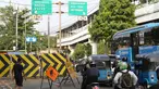 Kendaraan mengantre untuk melewati Jalan Sultan Agung, Jakarta, Rabu (25/10). Pengalihan arus dan penutupan jalan ini dilakukan dikarenakan adanya pengerjaan proyek double-double track kereta api Jatinegara-Manggarai. (Liputan6.com/Immanuel Antonius)