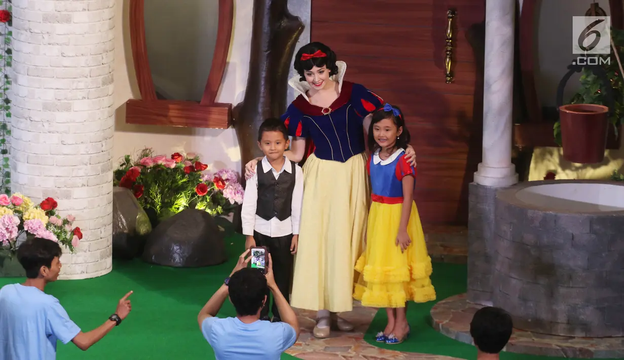 Karakter Disney Princess, Putri Salju atau Snow White foto bersama anak-anak saat tampil dalam "Dream Big, Princess" di Lippo Mall Puri, Jakarta, Kamis (5/7). (Liputan6.com/Arya Manggala)
