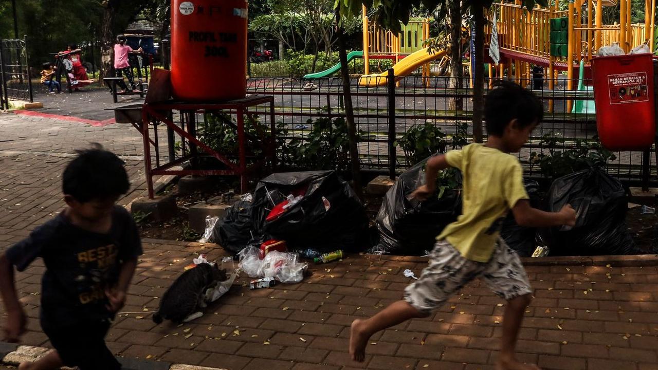 Selain itu, kurangnya kesadaran masyarakat setempat membuat sampah-sampah yang dibuang di RPTRA Berseri tidak pada tempatnya.