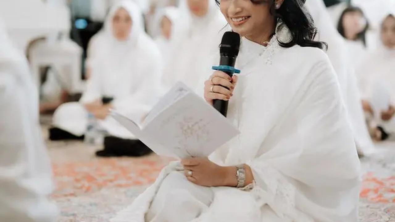7 Foto Pengajian Jelang Pernikahan Anak Ikke Nurjanah, Kompak Menemani Bareng Aldi Bragi