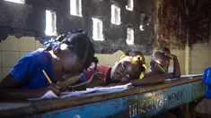 Para siswa menulis saat menghadiri kelas di sekolah Sante Bernadette, di dalam Fort Dimanche di Port-au-Prince, Haiti, Kamis (23/9/2021). Sekolah ini pernah menjadi penjara di mana mendiang diktator Francois "Papa Doc" Duvalier memenjarakan musuh-musuhnya. (AP Photo/Rodrigo Abd)