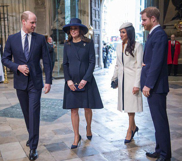 Sama-sama kompak memakai dress code berwarna navy, gaya siapa sih yang paling keren di antara mereka?/copyright dailymail.co.uk/sry