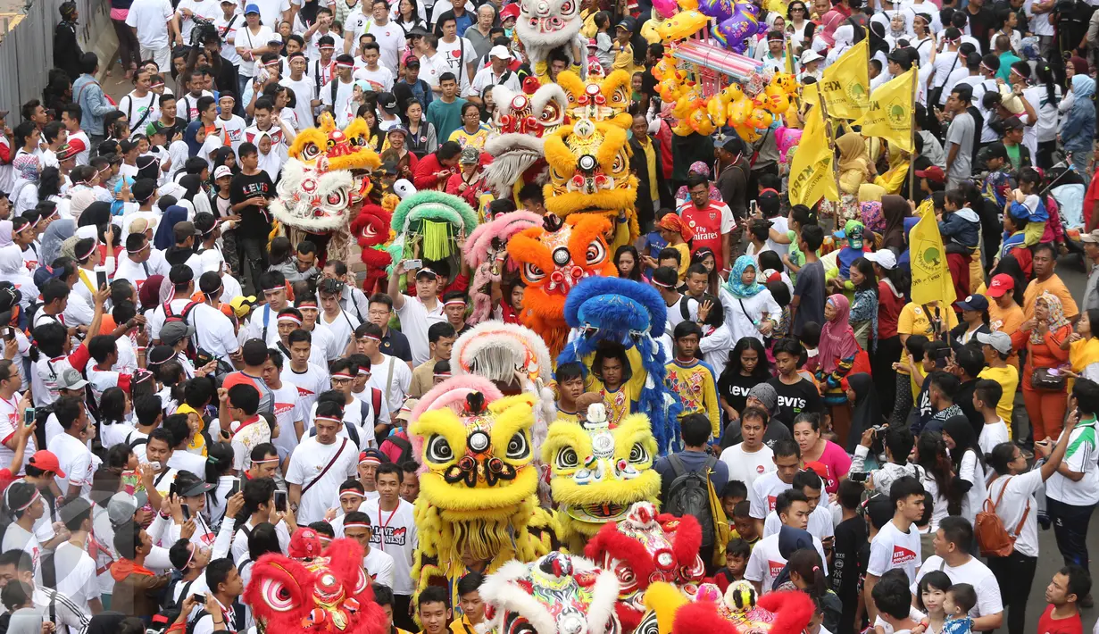 Pertunjukan barongsai memeriahkan parade kebudayaan 'Aksi Kita Indonesia' di area Car Free Day, Bundaran HI, Jakarta, Minggu (4/12). Kegiatan 'Aksi Kita Indonesia' dimeriahkan kesenian, budaya daerah, doa, dan lainnya. (Liputan6.com/Fery Pradolo)