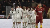 Para pemain Real Madrid merayakan kemenangan 2-0 atas AS Roma pada matchday kelima Grup G Liga Champions di Stadion Olimpico, Rabu (28/11/2018) dini hari WIB. (AP Photo/Andrew Medichini)