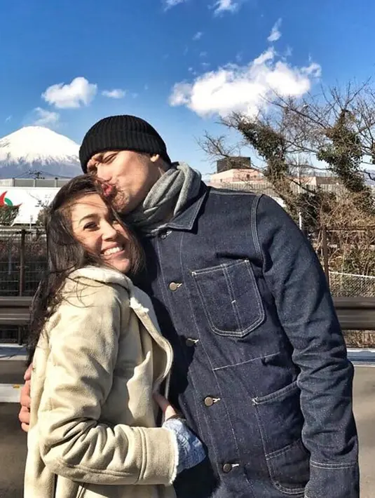 Aktor Tora Sudiro berpose saat berfoto bersama istrinya, Mieke Amalia saat liburan bersama keluarga di Jepang. (instagram.com/mieke_amalia)