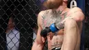 Conor McGregor setelah dikalahkan Khabib Nurmago dalam pertarungan UFC 229 di Las Vegas, AS (6/10). Nurmagomedov menang atas McGregor di ronde keempat. (AP Photo/John Locher)