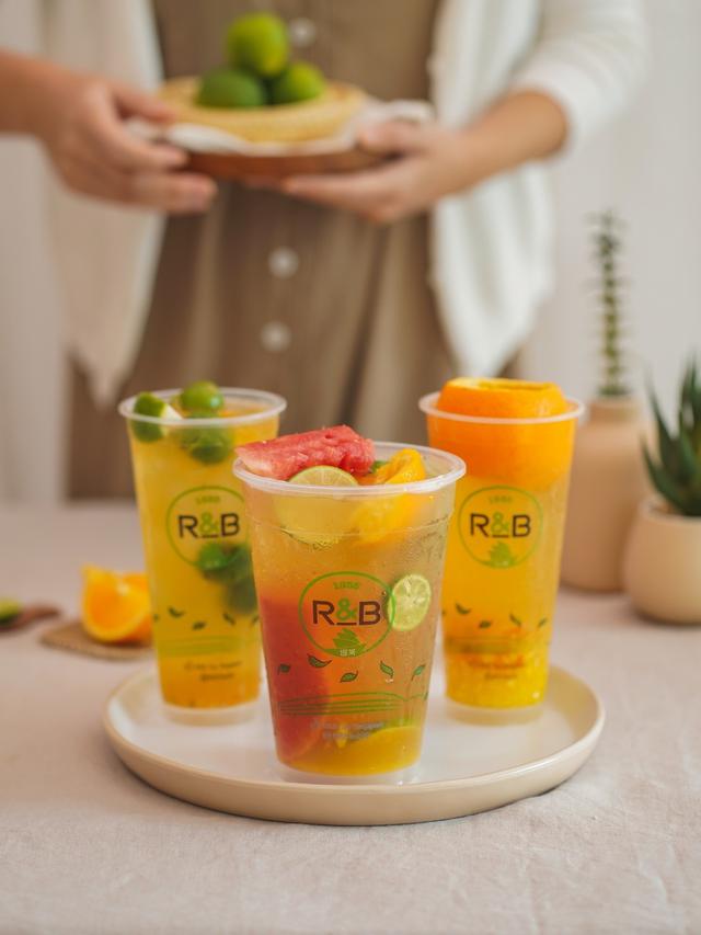 Menjajal Rasa Ragam Minuman Teh R&B Tea yang Buka Perdana ...