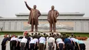 Tentara memberi hormat ketika yang lain membungkuk di hadapan patung pemimpin Korea Utara Kim Il Sung dan Kim Jong Il dalam peringatan berakhirnya Perang Dunia II dan pembebasan dari kolonial Jepang di Pyongyang, Korut, Rabu (15/8). (AP Photo/Ng Han Guan)