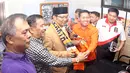 Walikota Bandung, Ridwan Kamil (berpeci hitam) dan manajer Persib, Umuh Muchtar (kedua dari kiri) saat berkunjung ke kantor Persija di Jakarta, Jumat (16/10/2015). (Bola.com/Nicklas Hanoatubun)