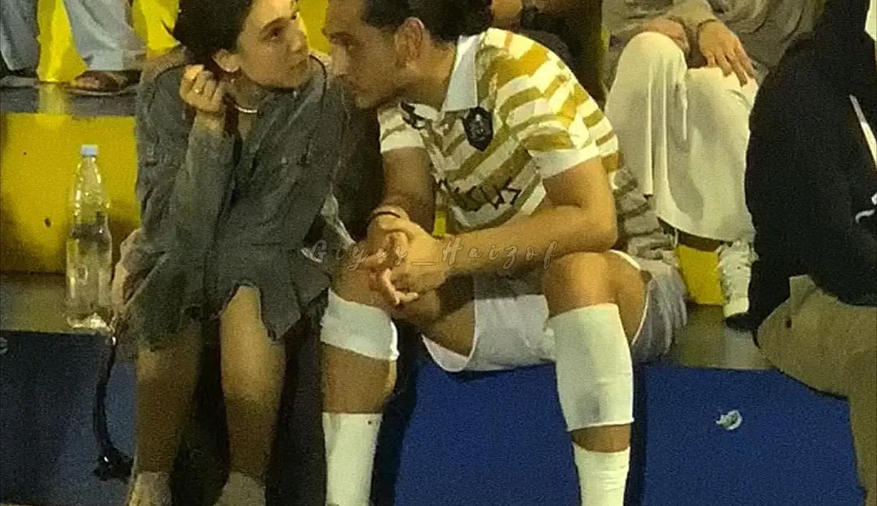 Yasmin Napper juga terlihat menyaksikan sang kekasih Giorgino Abraham bertanding bola. Ia mengenakan denim outfit dengan siluet oversized. [Foto: Instagram/giyas_haizof]