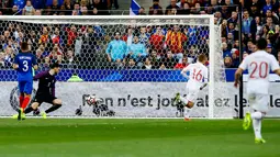 Kiper Prancis, Hugo Lloris gagal menghalau bola tendangan gelandang Spanyol, Gerard Deulofeu pada laga persahabatan di Paris, (29/3). Spanyol menang atas Prancis dengan skor 2-0. (AP Photo/Francois Mori)