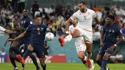 Pemain Tunisia,&nbsp;Nader Ghandri berusaha mencetak gol ke gawang Prancis saat matchday ketiga Grup D Piala Dunia 2022 yang berlangsung di Education City Stadium, Rabu (30/11/2022). (AP/Frank Augstein)