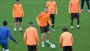 Penyerang AS Roma, Edin Dzeko (tengah) mengontrol bola saat latihan di Trigoria di pinggiran kota Roma, Italia (9/4). Pada leg pertama AS Roma takluk 4-1 atas Barcelona di Camp Nou. (AFP Photo/Andreas Solaro)