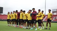 Para pemain Persikabo sebelum berlatih resmi di Stadion I Wayan Dipta, Gianyar. (Bola.com/Nandang Permana)