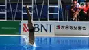 Aksi seorang atlet loncat indah saat bersaing dalam babak penyisihan nomor springboard 3m putra Asian Games 2018 di arena Aquatic Centre, GBK, Jakarta, Jumat (31/8).(merdeka/Imam Buhori)