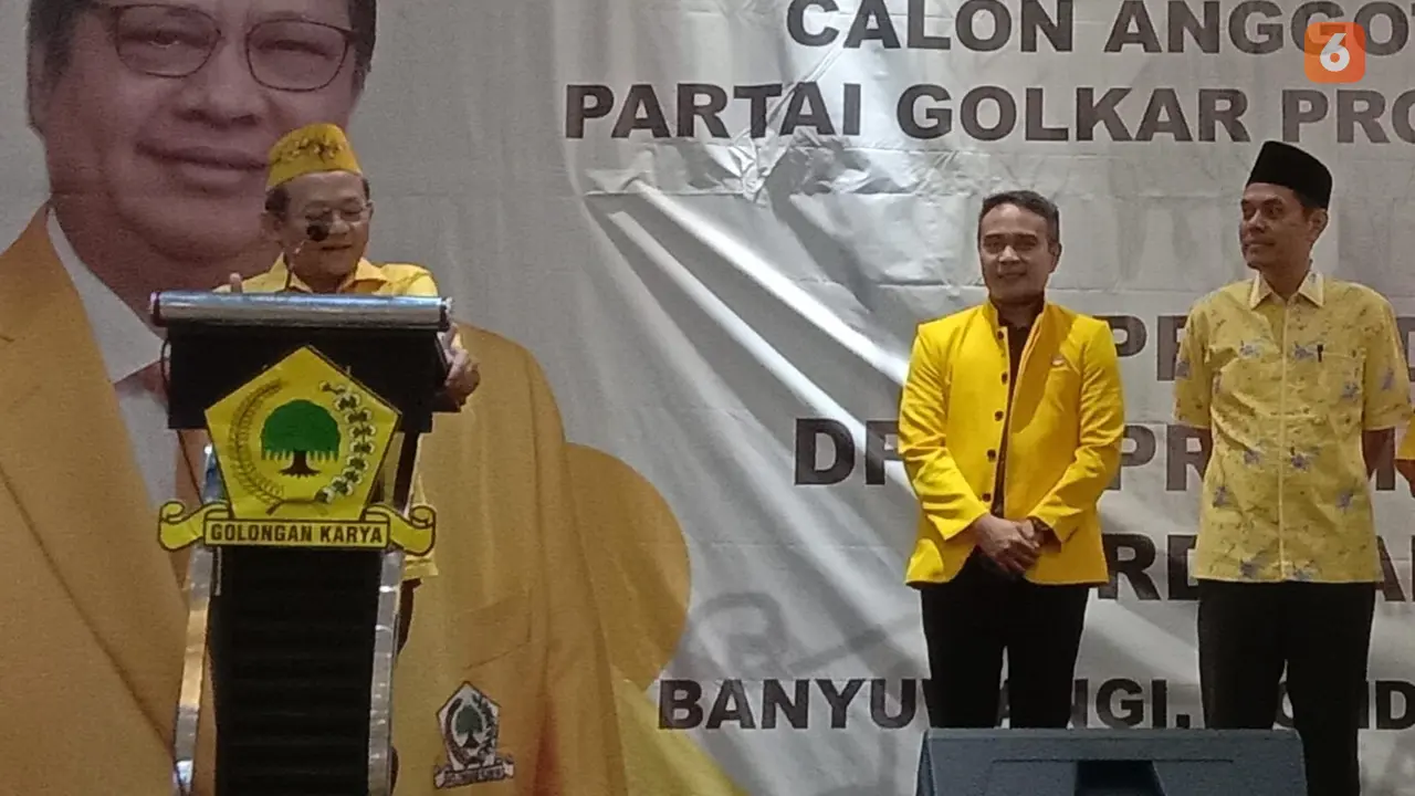 Ketua DPD Partai Golkar Jawa Timur Muhammad Sarmuji memberikan arahan kepada Caleg Partai Golkar yang akan maju dalam Pemilu 2024 mendatang (Hermawan Arifianto/Liputan6.com)