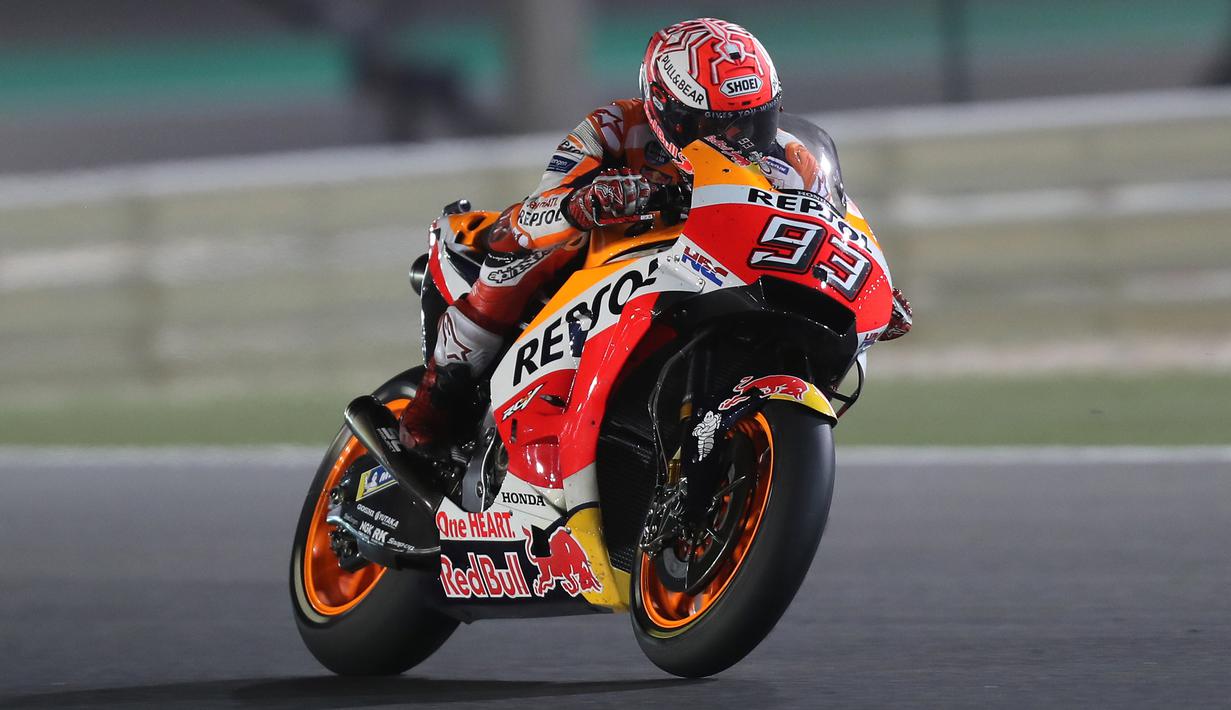 Aksi pembalap Honda Marc Marquez saat mengikuti MotoGP Qatar 2018 di Sirkuit Internasional Losail (18/3). Dalam seri pembuka ini hanya mampu menempati posisi runner up. (AFP Photo/Karim Jaafar)