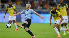 Gelandang timnas Uruguay, Nicolas Lodeiro berhaisl mencetak gol ke gawang Ekuador dalam laga pertama Grup C Copa America 2019 di Stadion Mineirao, Brasil, Minggu (16/6/2019). Uruguay berhasil memetik kemenangan besar 4-0 atas Ekuador. (AP/Eugenio Savio)