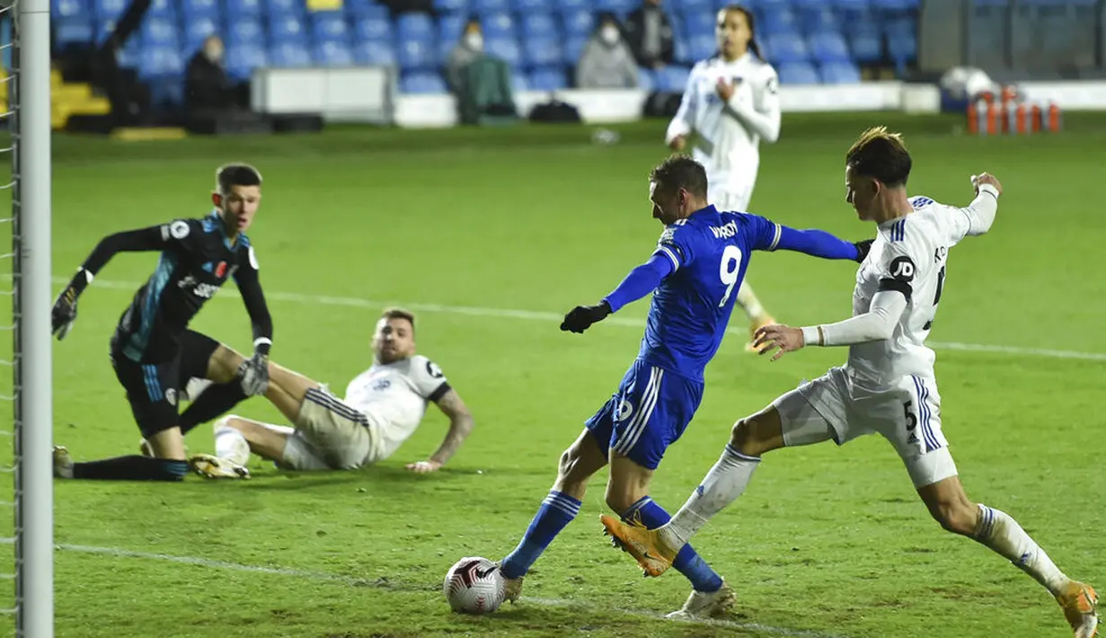 Striker Leicester City, Jamie Vardy, mencetak gol ke gawang Leeds United pada laga Liga Inggris di Stadion Elland Road, Senin (2/11/2020). Leicester City menang dengan skor 4-1. (Peter Powell/Pool via AP)