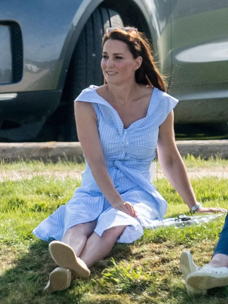 Kate Middleton Main Bareng Anak-Anaknya di Taman