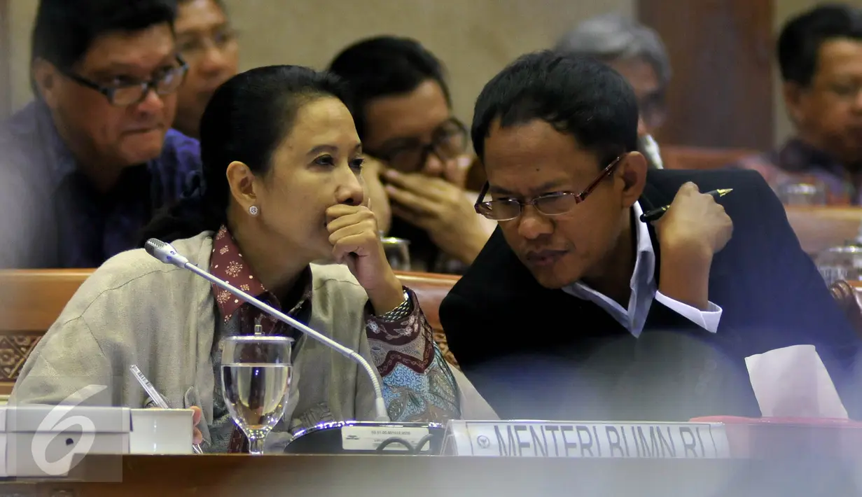 Menteri BUMN, Rini Soemarno mengikuti rapat kerja dengan Komisi VI DPR di Kompleks Parlemen, Jakarta, Kamis (1/10/2015). Komisi VI mempertanyakan langkah Rini yang cenderung ke Tiongkok (Liputan6.com/Johan Tallo)