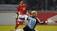 Striker Timnas Indonesia Bambang Pamungkas saat berhadapan dengan kiper Bayern Munchen Oliver Kahn pada laga persahabatan di Stadion Utama Gelora Bung Karno, Senayan, Jakarta (21/5/2008) (AFP)