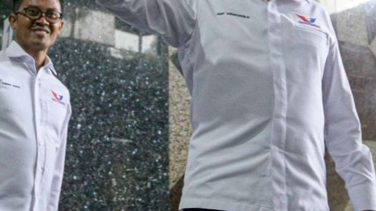Dari pantauan merdeka.com di lapangan, Ketua Umum Perindo, Hary Tanoesoedibjo tiba lebih dulu sekitar pukul 13.30 WIB dengan mengenakan pakaian Partai Perindo berwarna putih.
