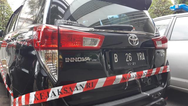 Mobil yang diduga terkait kasus Jiwasraya disita Kejaksaan Agung dari rumah tersangka S di Duren Sawit, Jakarta