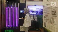 Petugas menunjukkan BioniQa Tree, pohon buatan berbasis bioteknologi yang mampu mereduksi karbon di udara dan mengubahnya menjadi oksigen saat pameran Jakarta Innovation Days 2022 di Gedung Balai Kota DKI Jakarta, Selasa (27/9/2022). Pemerintah Provinsi DKI Jakarta menggelar pameran dan seminar inovasi Jakarta yang berlangsung 27-28 September 2022. (Liputan6.com/Herman Zakharia)