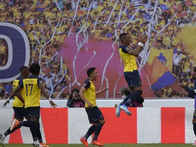 Pemain Ekuador Michael Estrada (tengah) merayakan bersama rekan satu timnya usai mencetak gol ke gawang Uruguay pada pertandingan kualifikasi Piala Dunia 2022 di Stadion Casa Blanca, Quito, Ekuador, Selasa (13/10/2020). Pertandingan dimenangkan Ekuador dengan skor 4-2. (Rodrigo Buendia/Pool via AP)