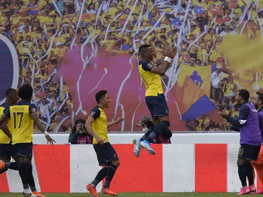 Pemain Ekuador Michael Estrada (tengah) merayakan bersama rekan satu timnya usai mencetak gol ke gawang Uruguay pada pertandingan kualifikasi Piala Dunia 2022 di Stadion Casa Blanca, Quito, Ekuador, Selasa (13/10/2020). Pertandingan dimenangkan Ekuador dengan skor 4-2. (Rodrigo Buendia/Pool via AP)