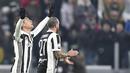 Striker Juventus, Paulo Dybala, melakukan selebrasi usai mencetak gol ke gawang Genoa pada laga Coppa Italia di Stadion Allianz, Turin, Kamis (21/12/2017). Juventus menang 2-0 atas Genoa. (AP/Alessandro di Marco)