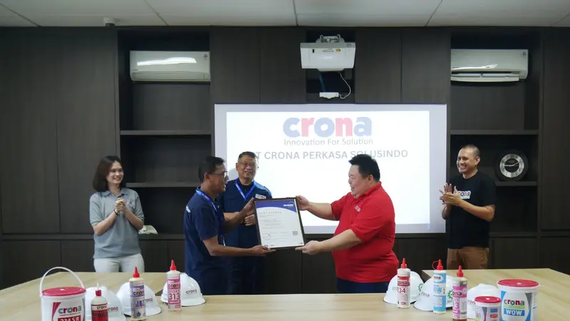 Hendrik Sutjiatmadja, Director PT. Crona Perkasa Solusindo (kanan kedua) secara simbolis menyerahkan piagam ISO 9001: 2015 kepada perwakilan karyawan Crona sebagai bentuk apreasiasi prestasi yang telah dicapai. (Dok Crona)