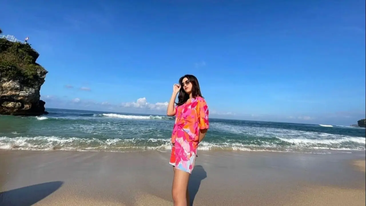 Happy Asmara di pantai