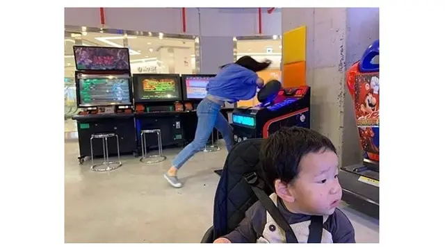 Kelakuan Emak-Emak Saat Temanin Anak Bermain Ini Bikin Bingung