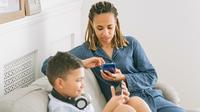 Ilustrasi ibu dan anak menggunakan ponsel. (Sumber foto: Pexels.com)